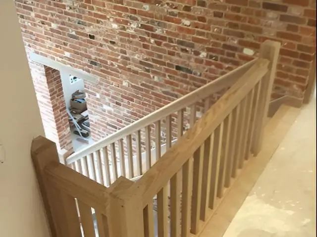 Oak landing balustrade with vertical spindles